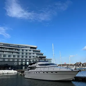 Botel Marina Superyacht: Luxury Harbor, Southampton